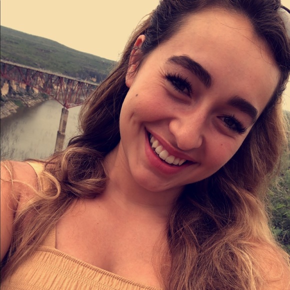 Meet your Posher, Alyssa - Picture 1 of 1